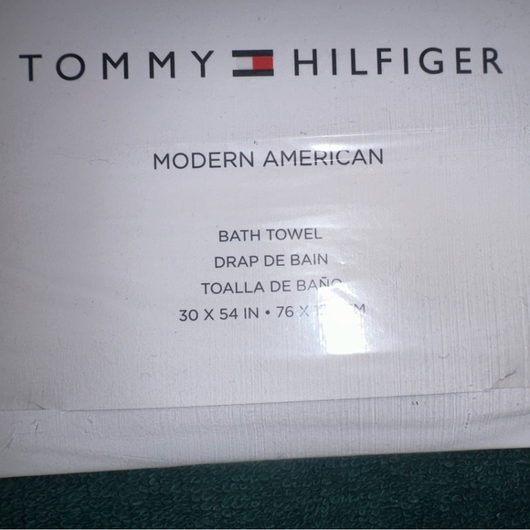 Tommy Hilfiger Bath Towel- NWT 🤩 - Picture 2 of 2